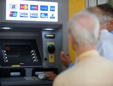 Τι αλλάζει από αύριο στις αναλήψεις μετρητών από τα ATM